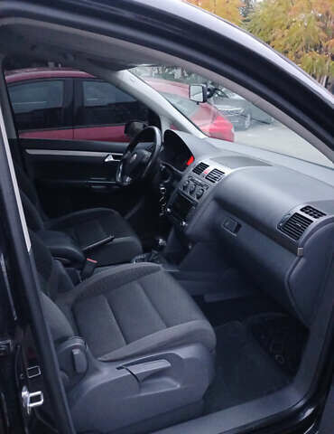 Черный Фольксваген Туран, объемом двигателя 1.97 л и пробегом 163 тыс. км за 7800 $, фото 3 на Automoto.ua