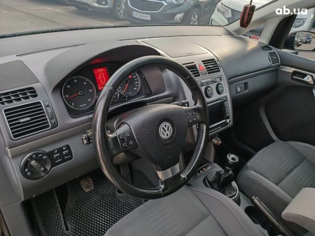 Чорний Фольксваген Туран, об'ємом двигуна 2 л та пробігом 260 тис. км за 9390 $, фото 20 на Automoto.ua