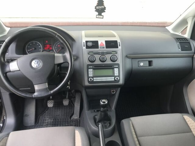 Черный Фольксваген Туран, объемом двигателя 1.4 л и пробегом 260 тыс. км за 6500 $, фото 9 на Automoto.ua