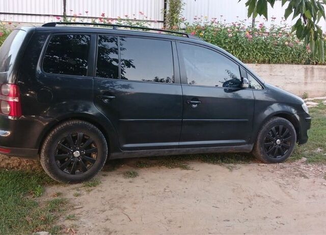 Черный Фольксваген Туран, объемом двигателя 1.9 л и пробегом 311 тыс. км за 5400 $, фото 2 на Automoto.ua