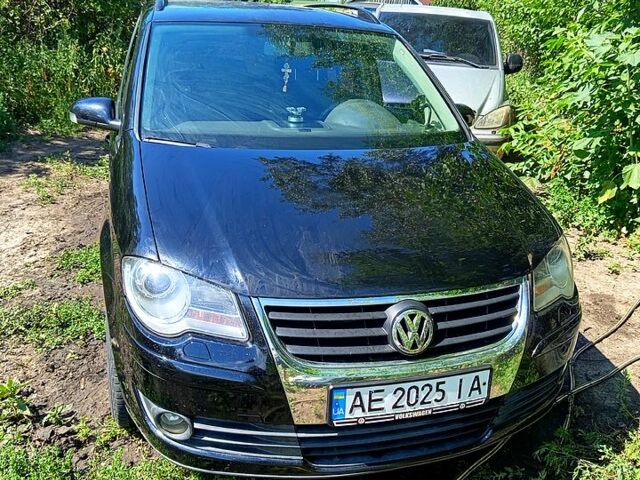 Черный Фольксваген Туран, объемом двигателя 2 л и пробегом 350 тыс. км за 7000 $, фото 1 на Automoto.ua