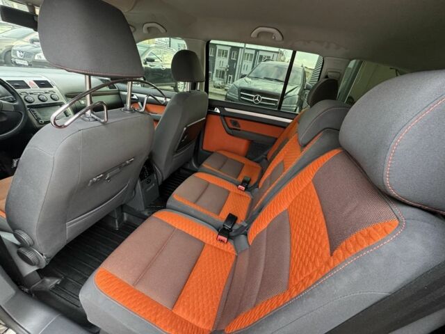 Черный Фольксваген Туран, объемом двигателя 1.9 л и пробегом 278 тыс. км за 7100 $, фото 16 на Automoto.ua