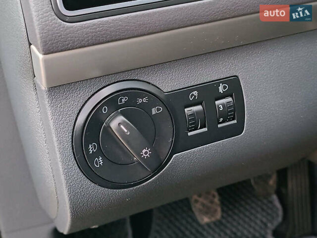 Черный Фольксваген Туран, объемом двигателя 2 л и пробегом 260 тыс. км за 9390 $, фото 24 на Automoto.ua