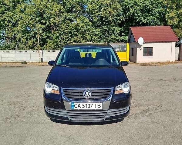 Черный Фольксваген Туран, объемом двигателя 1.98 л и пробегом 290 тыс. км за 5550 $, фото 1 на Automoto.ua