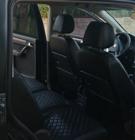 Черный Фольксваген Туран, объемом двигателя 1.9 л и пробегом 311 тыс. км за 5400 $, фото 4 на Automoto.ua