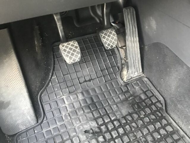 Черный Фольксваген Туран, объемом двигателя 1.4 л и пробегом 260 тыс. км за 6500 $, фото 13 на Automoto.ua