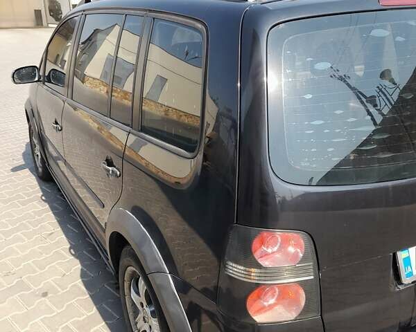 Черный Фольксваген Туран, объемом двигателя 1.4 л и пробегом 300 тыс. км за 7100 $, фото 6 на Automoto.ua