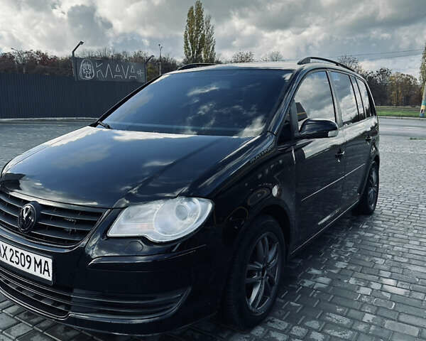 Черный Фольксваген Туран, объемом двигателя 1.39 л и пробегом 242 тыс. км за 7500 $, фото 2 на Automoto.ua