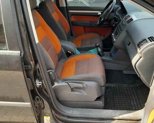 Черный Фольксваген Туран, объемом двигателя 1.4 л и пробегом 300 тыс. км за 7100 $, фото 8 на Automoto.ua