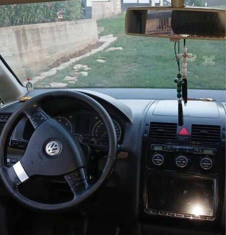 Черный Фольксваген Туран, объемом двигателя 1.9 л и пробегом 311 тыс. км за 5400 $, фото 6 на Automoto.ua