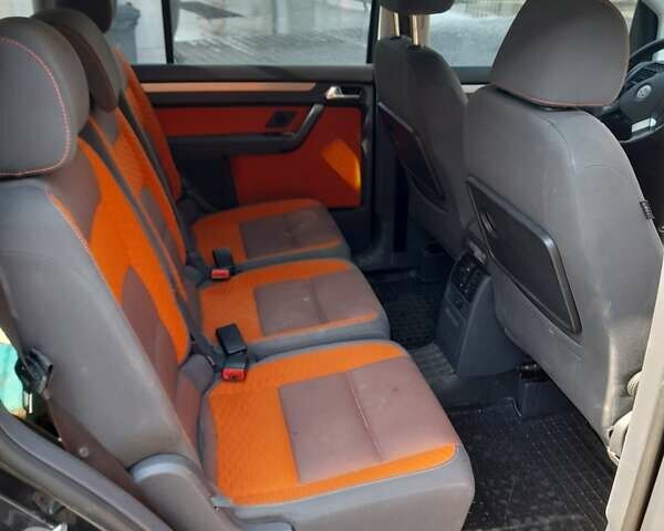 Черный Фольксваген Туран, объемом двигателя 1.4 л и пробегом 300 тыс. км за 7100 $, фото 4 на Automoto.ua