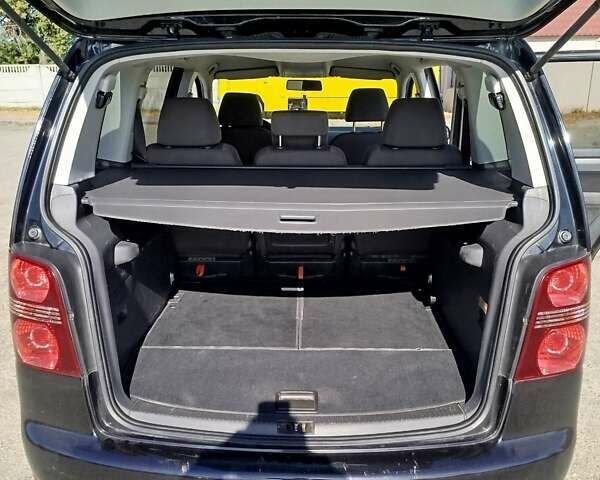 Черный Фольксваген Туран, объемом двигателя 1.98 л и пробегом 290 тыс. км за 5550 $, фото 6 на Automoto.ua