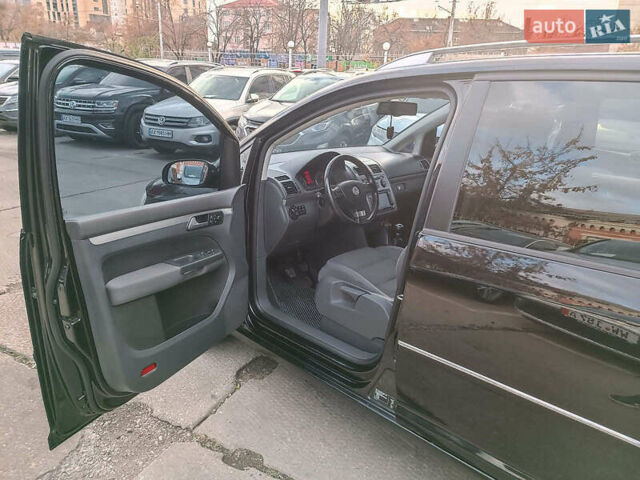 Черный Фольксваген Туран, объемом двигателя 2 л и пробегом 260 тыс. км за 9390 $, фото 19 на Automoto.ua