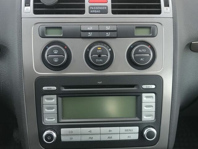 Черный Фольксваген Туран, объемом двигателя 1.4 л и пробегом 260 тыс. км за 6500 $, фото 15 на Automoto.ua