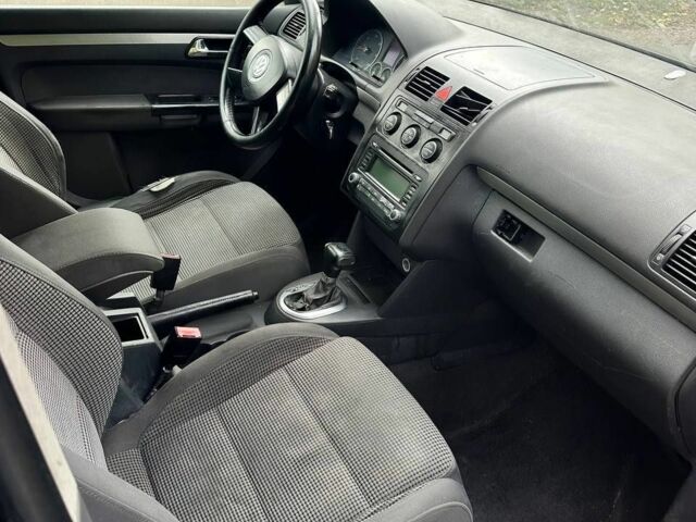 Черный Фольксваген Туран, объемом двигателя 1.9 л и пробегом 244 тыс. км за 1650 $, фото 4 на Automoto.ua