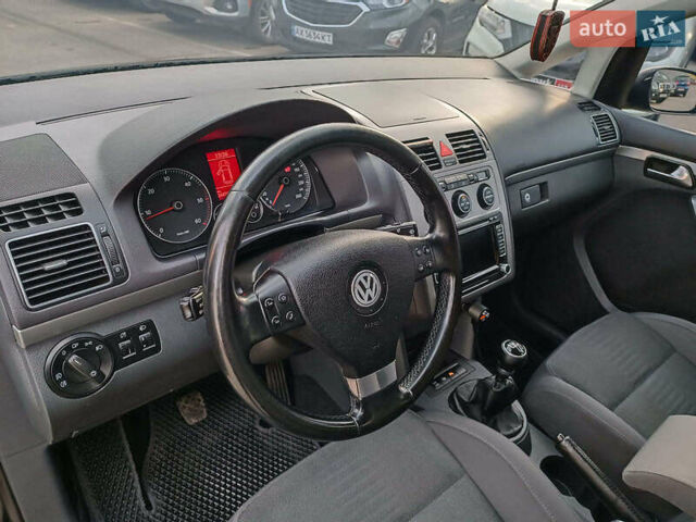 Черный Фольксваген Туран, объемом двигателя 2 л и пробегом 260 тыс. км за 9390 $, фото 20 на Automoto.ua