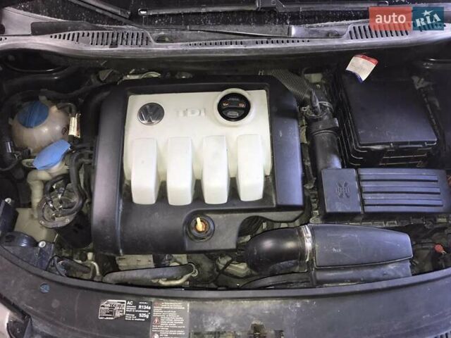 Черный Фольксваген Туран, объемом двигателя 1.9 л и пробегом 305 тыс. км за 6000 $, фото 4 на Automoto.ua