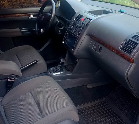 Черный Фольксваген Туран, объемом двигателя 1.4 л и пробегом 233 тыс. км за 6800 $, фото 3 на Automoto.ua