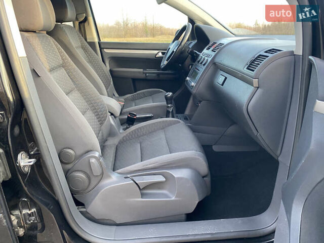 Черный Фольксваген Туран, объемом двигателя 1.9 л и пробегом 367 тыс. км за 3400 $, фото 9 на Automoto.ua