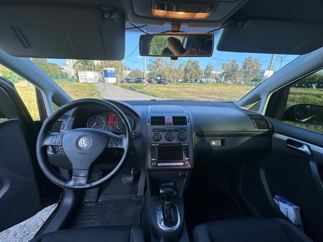 Черный Фольксваген Туран, объемом двигателя 1.4 л и пробегом 242 тыс. км за 7000 $, фото 4 на Automoto.ua