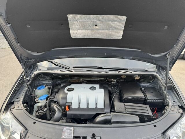 Черный Фольксваген Туран, объемом двигателя 1.9 л и пробегом 278 тыс. км за 7100 $, фото 22 на Automoto.ua