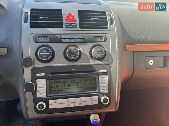 Черный Фольксваген Туран, объемом двигателя 1.4 л и пробегом 278 тыс. км за 6700 $, фото 20 на Automoto.ua