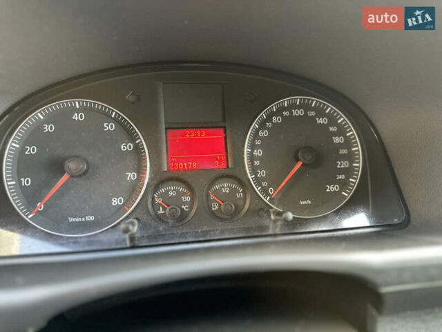 Черный Фольксваген Туран, объемом двигателя 1.6 л и пробегом 230 тыс. км за 7400 $, фото 40 на Automoto.ua