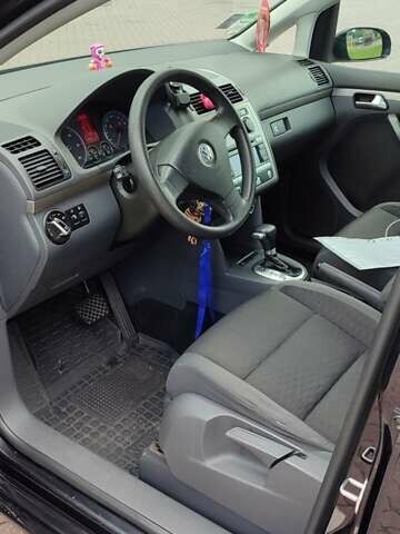 Черный Фольксваген Туран, объемом двигателя 1.97 л и пробегом 318 тыс. км за 6000 $, фото 19 на Automoto.ua