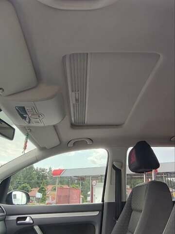 Черный Фольксваген Туран, объемом двигателя 1.97 л и пробегом 318 тыс. км за 6000 $, фото 3 на Automoto.ua