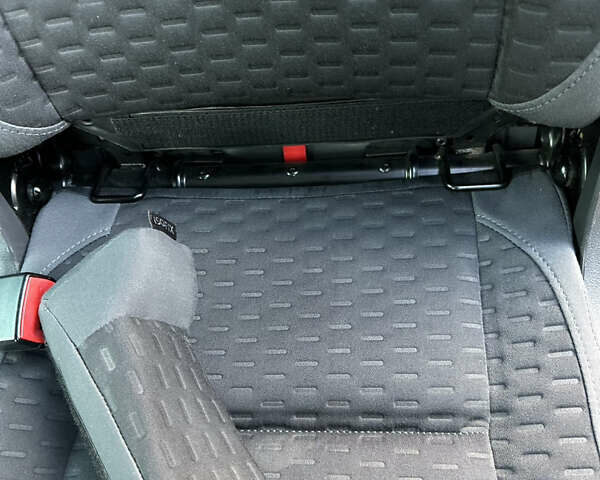 Чорний Фольксваген Туран, об'ємом двигуна 1.97 л та пробігом 270 тис. км за 8300 $, фото 35 на Automoto.ua