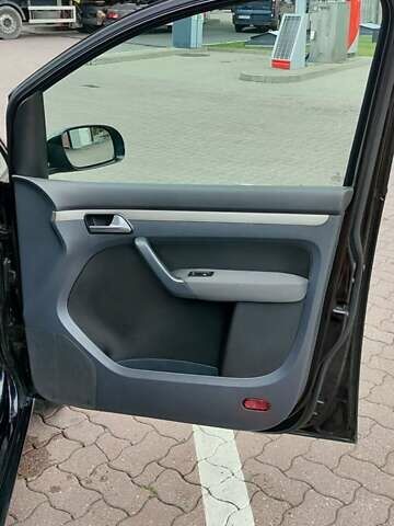 Черный Фольксваген Туран, объемом двигателя 1.97 л и пробегом 318 тыс. км за 6000 $, фото 17 на Automoto.ua