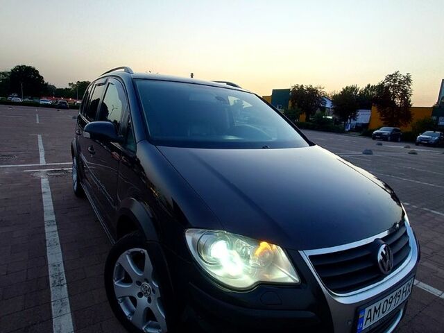 Чорний Фольксваген Туран, об'ємом двигуна 2 л та пробігом 240 тис. км за 7700 $, фото 1 на Automoto.ua