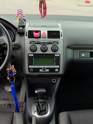 Черный Фольксваген Туран, объемом двигателя 1.97 л и пробегом 318 тыс. км за 6000 $, фото 23 на Automoto.ua