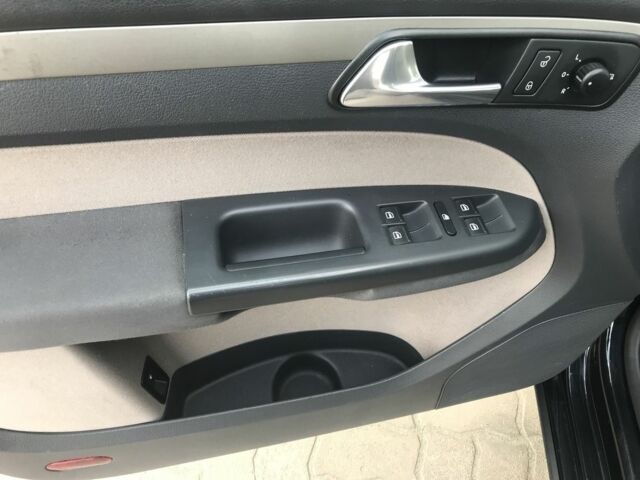 Черный Фольксваген Туран, объемом двигателя 1.4 л и пробегом 260 тыс. км за 6500 $, фото 11 на Automoto.ua