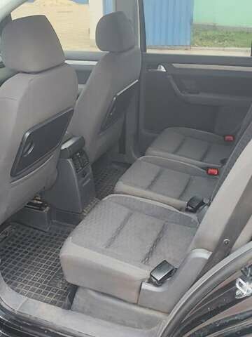 Черный Фольксваген Туран, объемом двигателя 2 л и пробегом 285 тыс. км за 7700 $, фото 7 на Automoto.ua