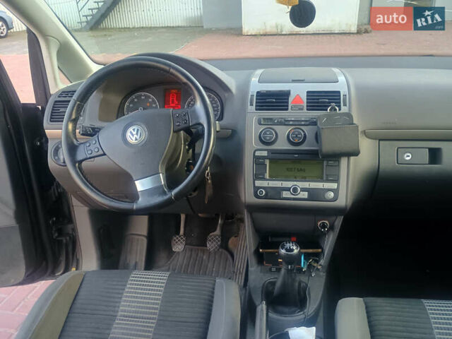 Черный Фольксваген Туран, объемом двигателя 2 л и пробегом 290 тыс. км за 6500 $, фото 7 на Automoto.ua
