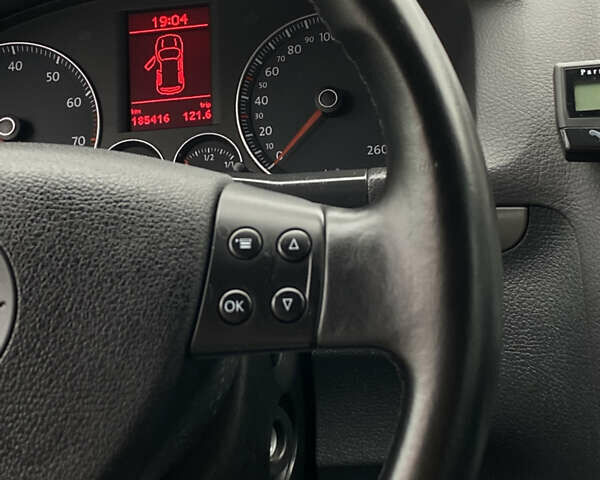 Черный Фольксваген Туран, объемом двигателя 1.6 л и пробегом 185 тыс. км за 8200 $, фото 24 на Automoto.ua