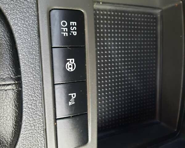 Черный Фольксваген Туран, объемом двигателя 1.6 л и пробегом 213 тыс. км за 8550 $, фото 62 на Automoto.ua