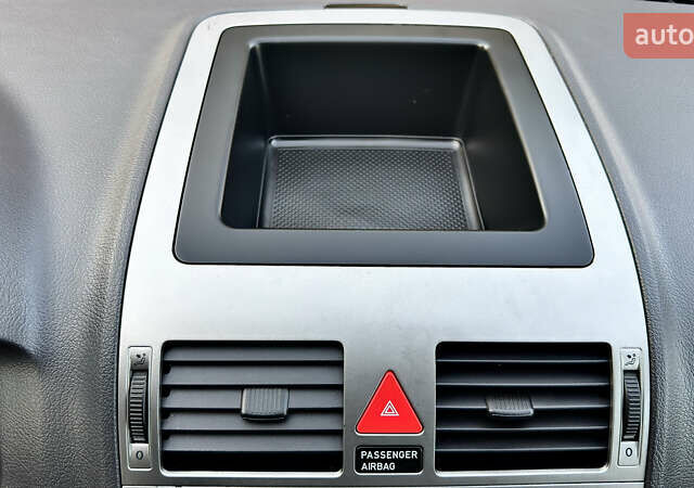 Черный Фольксваген Туран, объемом двигателя 1.6 л и пробегом 176 тыс. км за 8198 $, фото 63 на Automoto.ua