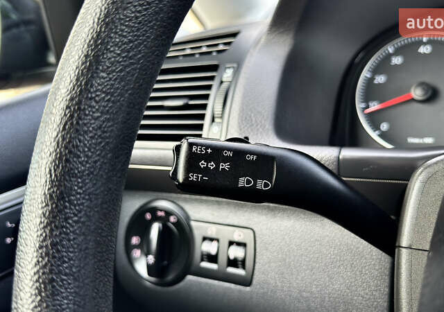 Черный Фольксваген Туран, объемом двигателя 1.6 л и пробегом 176 тыс. км за 8198 $, фото 61 на Automoto.ua