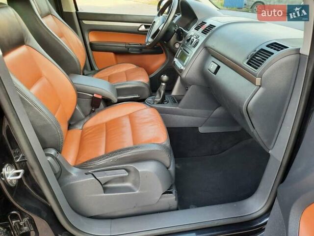 Черный Фольксваген Туран, объемом двигателя 1.6 л и пробегом 213 тыс. км за 8550 $, фото 139 на Automoto.ua