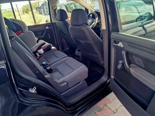 Черный Фольксваген Туран, объемом двигателя 1.6 л и пробегом 231 тыс. км за 5800 $, фото 6 на Automoto.ua