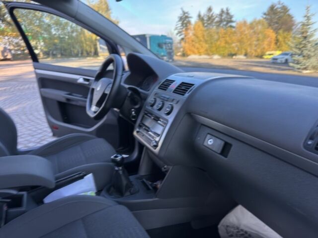 Черный Фольксваген Туран, объемом двигателя 1.4 л и пробегом 200 тыс. км за 7300 $, фото 6 на Automoto.ua