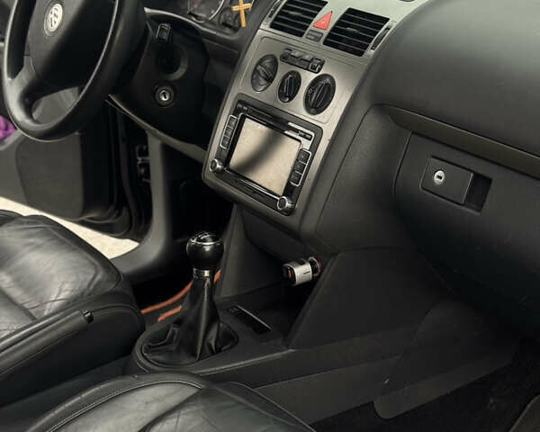 Черный Фольксваген Туран, объемом двигателя 1.4 л и пробегом 247 тыс. км за 7500 $, фото 19 на Automoto.ua