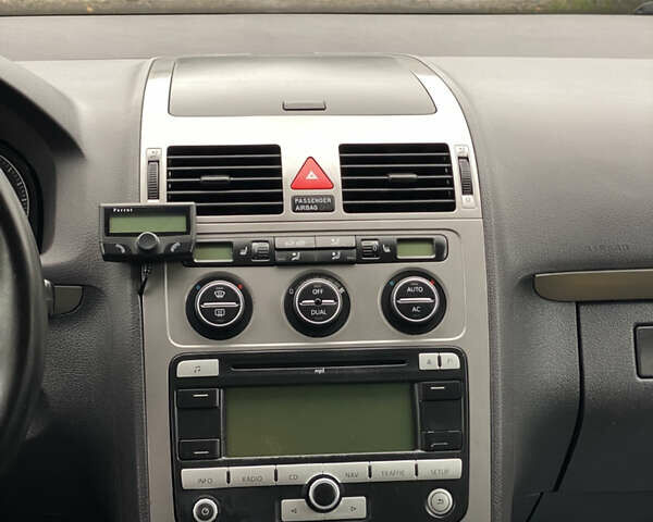 Черный Фольксваген Туран, объемом двигателя 1.6 л и пробегом 185 тыс. км за 8200 $, фото 16 на Automoto.ua