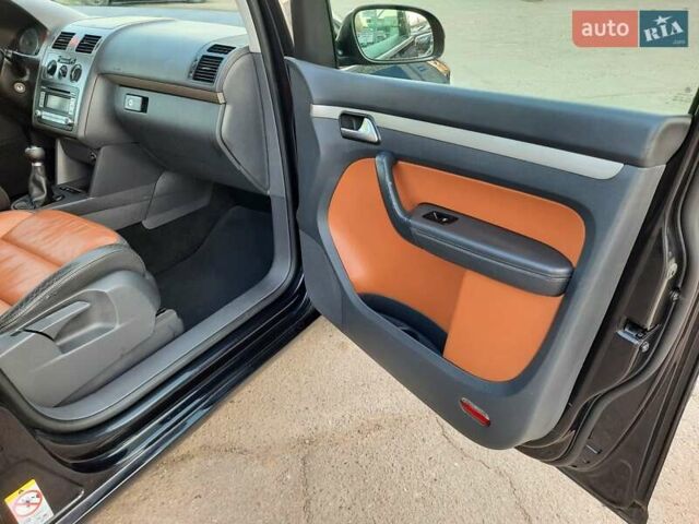 Черный Фольксваген Туран, объемом двигателя 1.6 л и пробегом 213 тыс. км за 8550 $, фото 136 на Automoto.ua