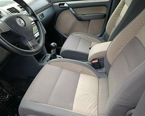 Черный Фольксваген Туран, объемом двигателя 1.6 л и пробегом 222 тыс. км за 7600 $, фото 20 на Automoto.ua