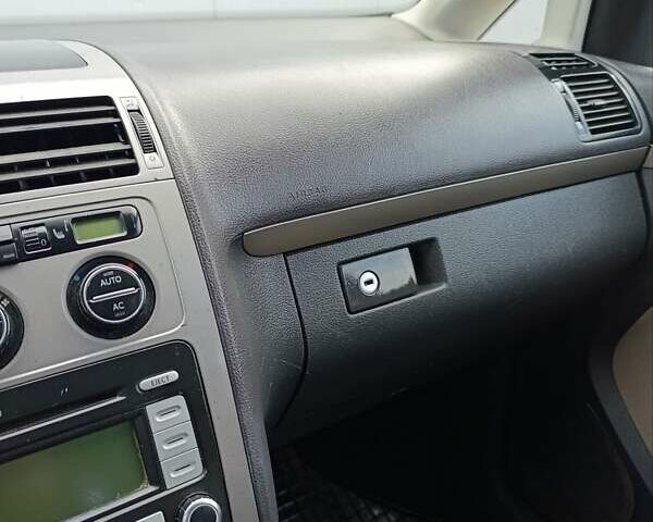 Черный Фольксваген Туран, объемом двигателя 1.6 л и пробегом 222 тыс. км за 7600 $, фото 18 на Automoto.ua