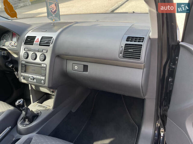 Чорний Фольксваген Туран, об'ємом двигуна 1.4 л та пробігом 192 тис. км за 7500 $, фото 17 на Automoto.ua