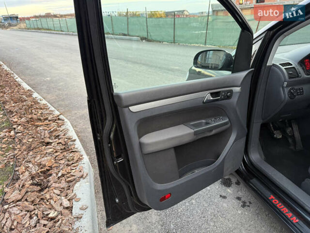 Черный Фольксваген Туран, объемом двигателя 1.4 л и пробегом 210 тыс. км за 5499 $, фото 29 на Automoto.ua